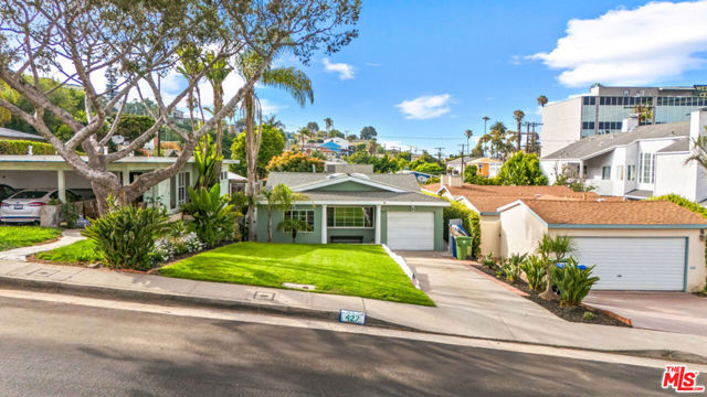 427 W Manchester Avenue, Playa del Rey CA: https://media.crmls.org/mediaz/c183fe4e-831c-41a0-9d84-0d6aead20b27.jpg