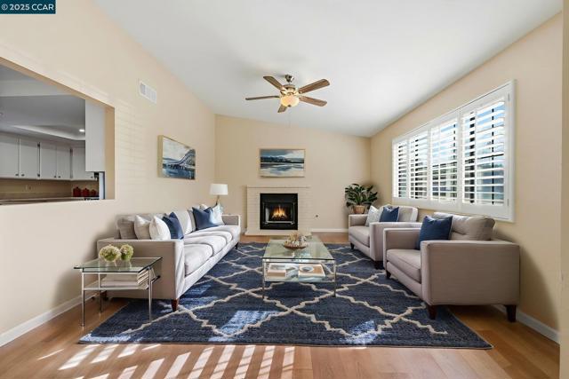 304 Lion Valley Rd, Escondido CA: https://media.crmls.org/mediaz/c184598f-4419-4010-b516-b63b11c945af.jpg