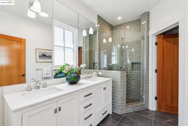 4428 Howe St, Oakland CA: https://media.crmls.org/mediaz/c1850681-71aa-4bb0-8a07-fe7c85910fe8.jpg