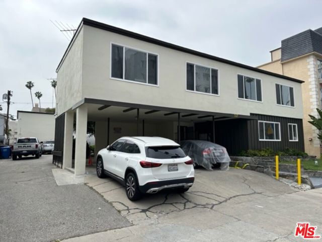 517 S Kenmore Avenue, Los Angeles CA: https://media.crmls.org/mediaz/c185167c-3c98-4be5-a2b3-6b7a19256f30.jpg