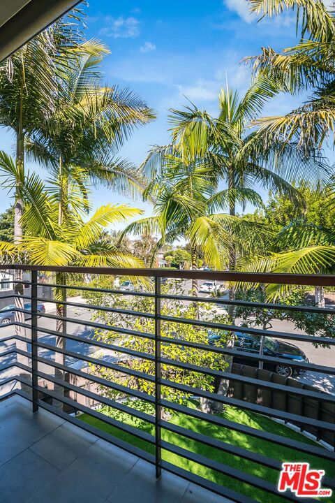3201 Viola Place, Marina del Rey CA: https://media.crmls.org/mediaz/c185c069-5397-48eb-9ad5-a6c3a84b89c0.jpg