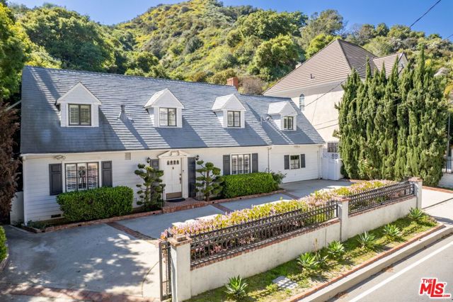 2427 Benedict Canyon Drive, Beverly Hills CA: https://media.crmls.org/mediaz/c186ff36-35b3-4438-b18a-96bdab1bc1dd.jpg