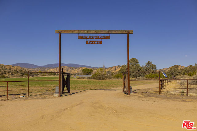29433 Highway 33 Highway, Maricopa CA: https://media.crmls.org/mediaz/c1874323-0fb9-4caa-9086-972cfcf26531.jpg