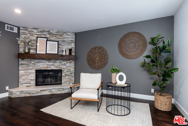 850 N Kenwood Street, Burbank CA: https://media.crmls.org/mediaz/c1874bd9-fca5-4da6-a3fa-f9e75fdbaf4f.jpg