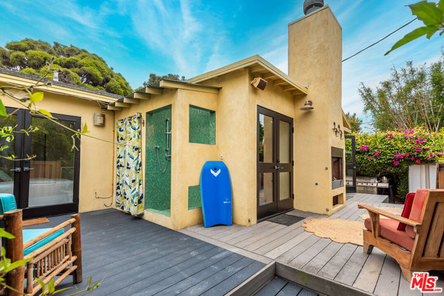 3761 Ashwood Avenue, Los Angeles CA: https://media.crmls.org/mediaz/c1877e41-9211-4296-a92c-2319f5e6207b.jpg