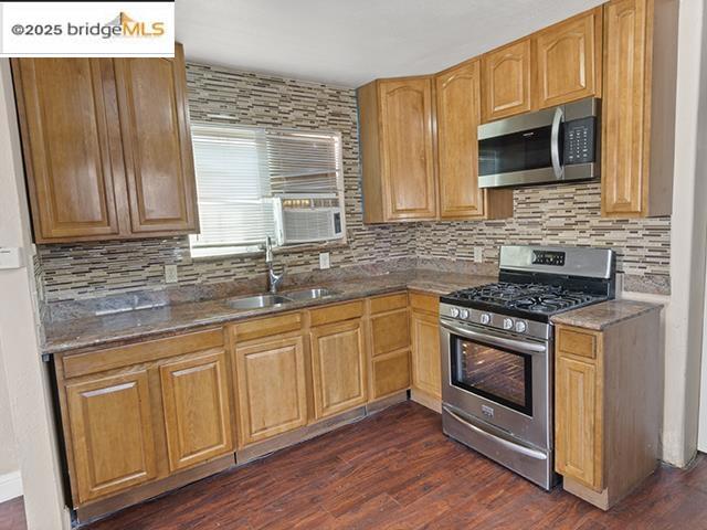 1132 86Th Ave, Oakland CA: https://media.crmls.org/mediaz/c187c8d6-96e6-49f2-b719-5f06eb281e2a.jpg