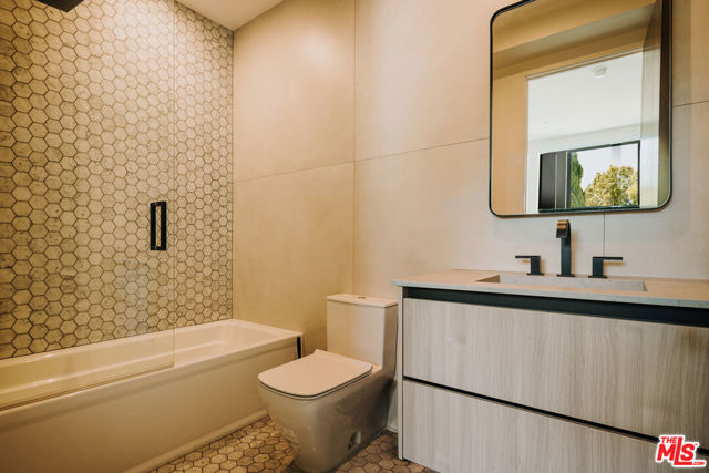 515 N Harper Avenue, Los Angeles CA: https://media.crmls.org/mediaz/c1895683-61f3-4d92-867a-0116da973ad6.jpg