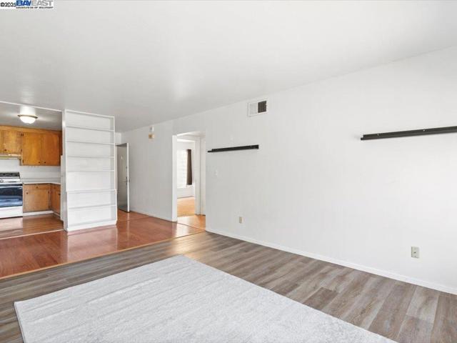 56 Edgewood Ct, Daly City CA: https://media.crmls.org/mediaz/c189eed8-ea12-447c-bb23-f94cb6fc632a.jpg