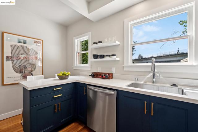 485 Hardy St, Oakland CA: https://media.crmls.org/mediaz/c18b140c-8a4e-4ce6-ba5b-bd8604360dfa.jpg