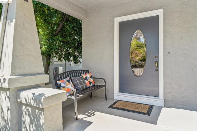 21 Portsmouth Road, Piedmont CA: https://media.crmls.org/mediaz/c18beeaf-cfa4-4f8e-bb46-d3d12cce036c.jpg