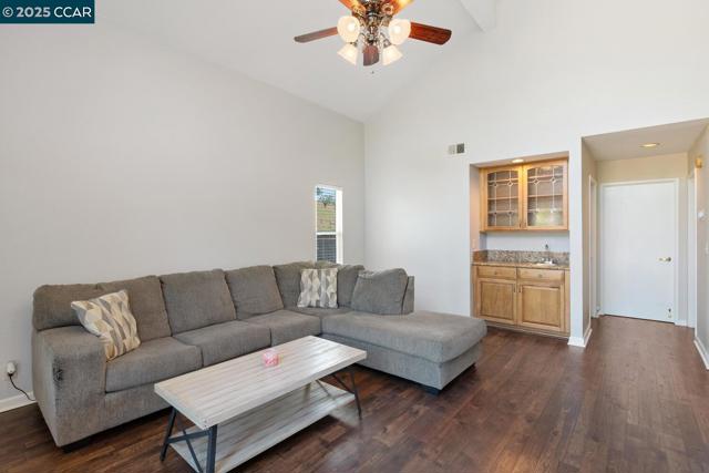 313 Willowwood Ct, Vacaville CA: https://media.crmls.org/mediaz/c18bf393-adf3-4f8f-bf2e-3d0f295887be.jpg