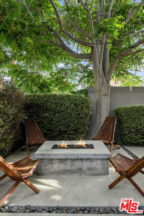 614 Rosemont Avenue, Los Angeles CA: https://media.crmls.org/mediaz/c18c0940-7d06-4738-9da8-c41eb8668de8.jpg