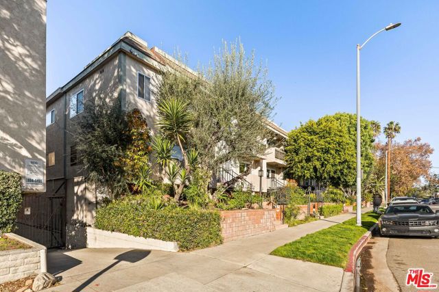 5055 Coldwater Canyon Avenue, Sherman Oaks CA: https://media.crmls.org/mediaz/c18c98fa-61a6-4d99-8025-cc5aa7aa9fd0.jpg