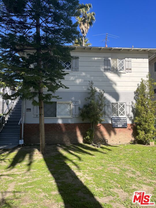 14535 Weddington Street photo 8