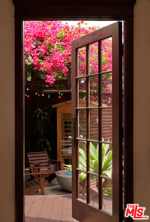 https://media.crmls.org/mediaz/c18cf2bc-29df-4e98-915e-5bf8c157acbc.jpg?preset=X-Large