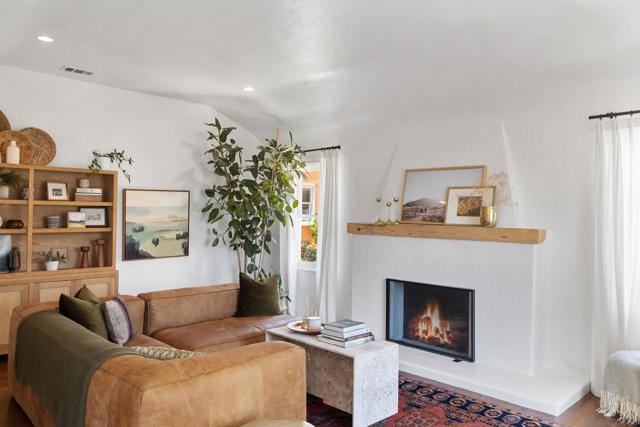 4826 Biona Dr, San Diego CA: https://media.crmls.org/mediaz/c18da2e8-c9ec-48b2-8119-aa595d35fc83.jpg