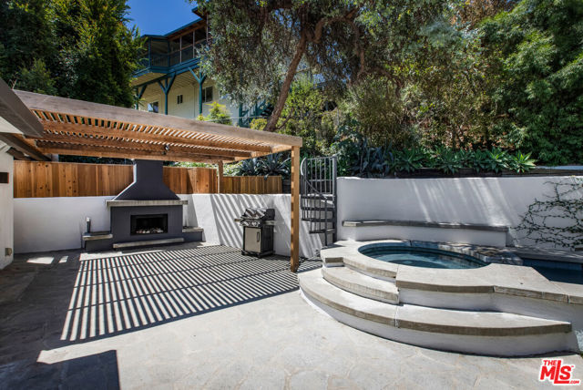 2425 Rinconia Drive, Los Angeles CA: https://media.crmls.org/mediaz/c18ea49a-52d4-4ab2-ac31-d4144d956eba.jpg