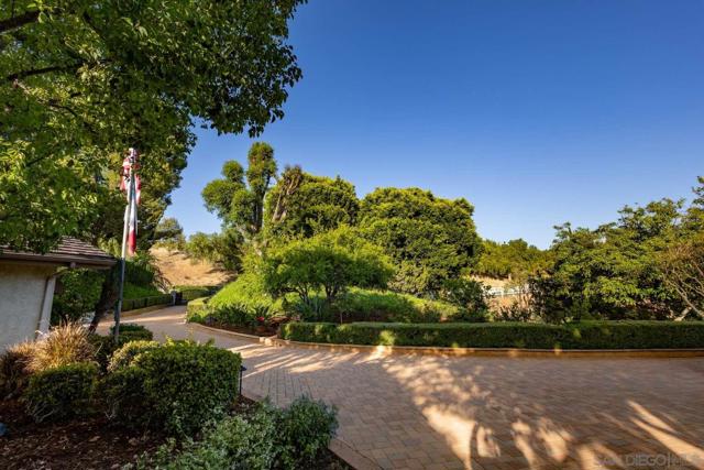 5553 Scenic View Dr, Yorba Linda CA: https://media.crmls.org/mediaz/c18ec7a5-c065-4583-87e0-7493d6c07833.jpg