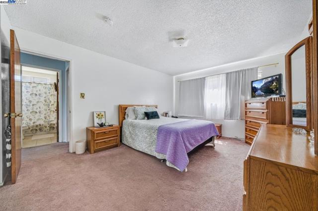 1738 7Th St, Berkeley CA: https://media.crmls.org/mediaz/c19002d6-8ee5-400b-93b3-925942122bc8.jpg
