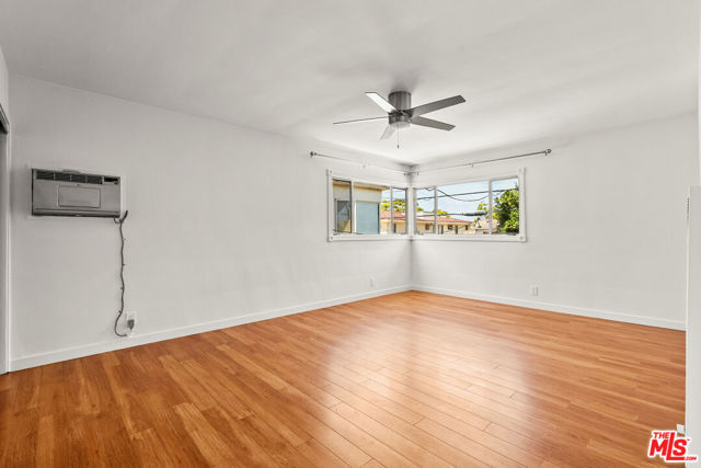 272 S Doheny Drive, Beverly Hills CA: https://media.crmls.org/mediaz/c1900ee3-417d-4b30-b690-facdb0a2ec0c.jpg