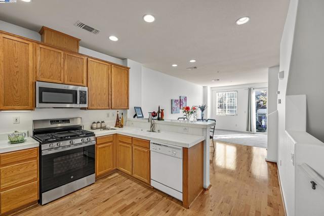 710 City Walk Pl, Hayward CA: https://media.crmls.org/mediaz/c1903aaa-41e3-406c-bbea-30afcf25a759.jpg