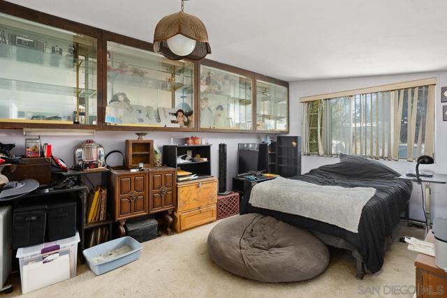 252 Santa Clara Dr, Vista CA: https://media.crmls.org/mediaz/c19068fd-f364-4d0a-b1e4-36355ffe30e0.jpg