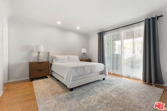 311 N Doheny Drive, Beverly Hills CA: https://media.crmls.org/mediaz/c1908511-a1d5-48d8-96ce-4148badc92ea.jpg