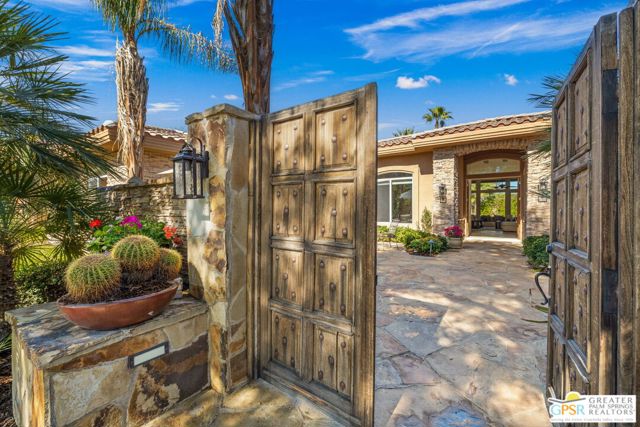 2 Varsity Circle, Rancho Mirage CA: https://media.crmls.org/mediaz/c1910200-157c-4bd4-b27c-4af5721ddddc.jpg