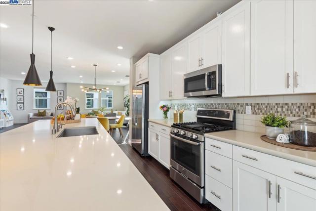 4023 Clare St, Dublin CA: https://media.crmls.org/mediaz/c19130bf-1204-4887-97a7-753e80d62e55.jpg