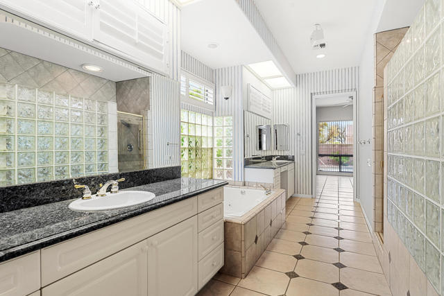 37159 Turnberry Isle Drive, Palm Desert CA: https://media.crmls.org/mediaz/c19137ef-26fe-4768-bbae-aa2646cb2f7c.jpg