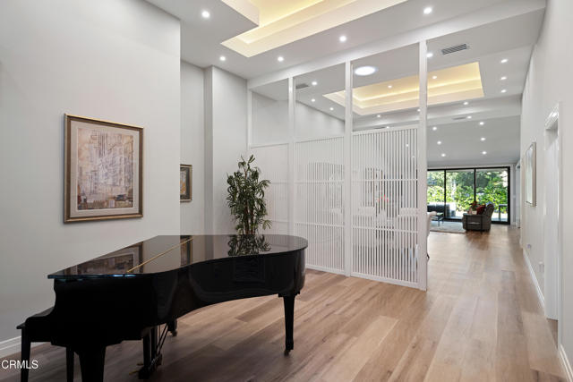 4428 Oakwood Avenue, La Canada Flintridge CA: https://media.crmls.org/mediaz/c191d722-3c8e-412b-a985-c57b7b653c20.jpg