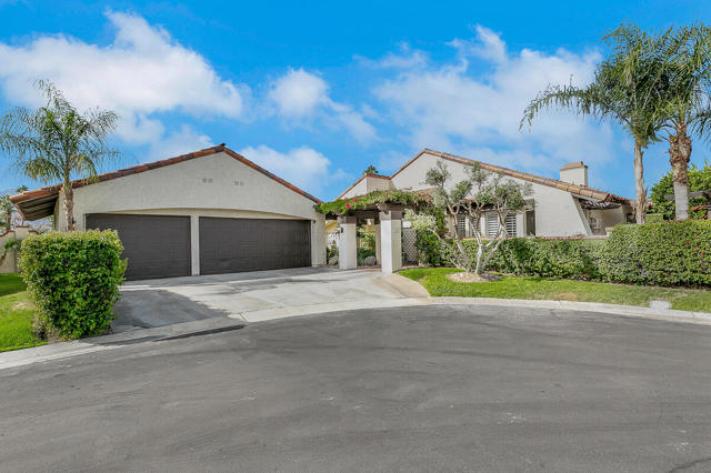 60 Calle Solano, Rancho Mirage CA: https://media.crmls.org/mediaz/c19343ea-7c72-4ed2-8599-fb8ad73b91bf.jpg