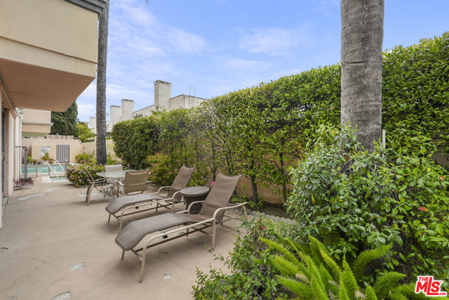 5224 Zelzah Avenue, Encino CA: https://media.crmls.org/mediaz/c193c17b-afaa-4a83-baec-4a30216d303c.jpg