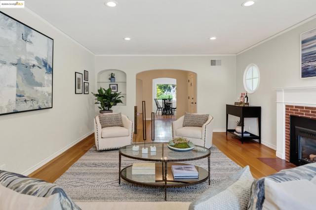 2773 Argyle Street, Oakland CA: https://media.crmls.org/mediaz/c1946bc4-737a-4748-a57d-9e35823ca72b.jpg