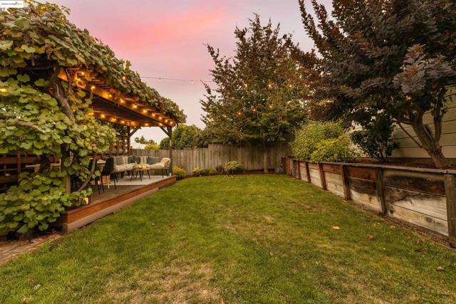 2451 Carmel St, Oakland CA: https://media.crmls.org/mediaz/c19525be-c6d7-49bb-ae9d-172dc79a7a75.jpg