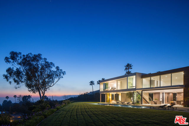 5601 Kanan Dume Road, Malibu CA: https://media.crmls.org/mediaz/c195408b-1b5d-4e13-98a6-8fec1443e372.jpg