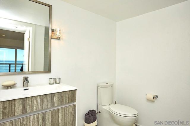 940 Sealane Dr, Encinitas CA: https://media.crmls.org/mediaz/c19572e7-5284-4e22-bc7a-c2cdf3f147d3.jpg