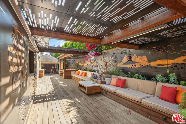 516 Lincoln Boulevard, Santa Monica CA: https://media.crmls.org/mediaz/c19816e7-3310-461e-afe1-eeb37274abaf.jpg