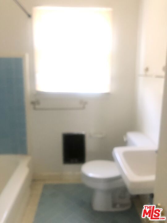 460 460 1/4 Kelton Avenue, Los Angeles CA: https://media.crmls.org/mediaz/c198974b-ace6-4f07-90cd-be5b152422a1.jpg