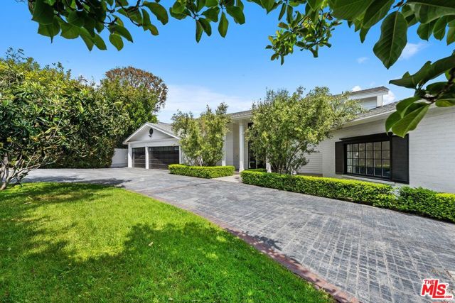 400 Chautauqua Boulevard, Pacific Palisades CA: https://media.crmls.org/mediaz/c19b3d8f-8977-4f78-a680-9fabee82d8cc.jpg
