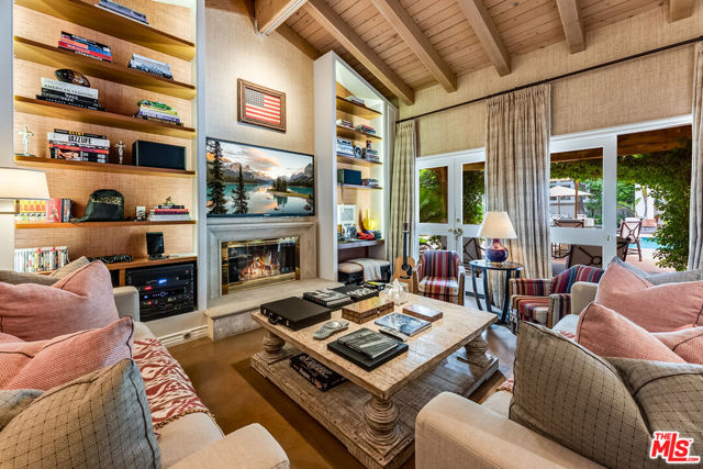 812 N BEDFORD Drive, Beverly Hills CA: https://media.crmls.org/mediaz/c19bce83-773d-4023-a91f-01d921344fbd.jpg