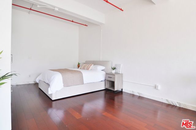 849 S Broadway, Los Angeles CA: https://media.crmls.org/mediaz/c19c9f6f-1b58-41c8-b717-111954588735.jpg