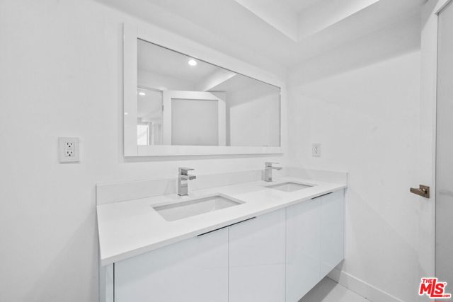 621 N Kings Road, West Hollywood CA: https://media.crmls.org/mediaz/c19ca2ed-7ba3-4581-a283-bead23cd19d6.jpg