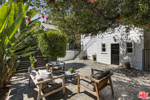 3831 Fernwood Avenue, Los Angeles CA: https://media.crmls.org/mediaz/c19d1524-9e20-4140-b5ff-48643d9729bc.jpg