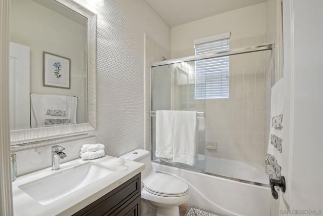 993 Hawthorne Creek Dr, Chula Vista CA: https://media.crmls.org/mediaz/c19e10f4-21d0-4d27-bd95-1edcfa0ca156.jpg