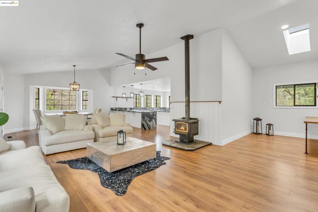 16806 Brewer Rd, Grass Valley CA: https://media.crmls.org/mediaz/c19e40fb-1ec0-4f70-8310-66496a2eea75.jpg