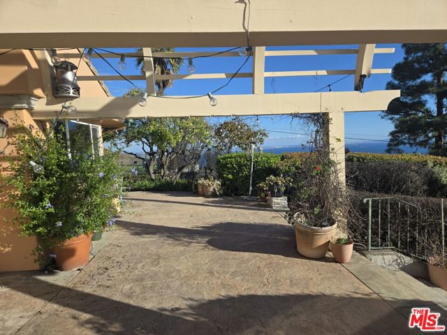 20776 Big Rock Drive, Malibu CA: https://media.crmls.org/mediaz/c19f2e6f-5617-4950-a30f-77917093c539.jpg