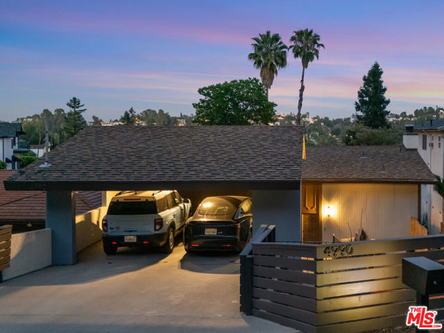 4990 Llano Drive, Woodland Hills CA: https://media.crmls.org/mediaz/c1a1940f-ae10-4e21-af34-a692ba0e0e65.jpg