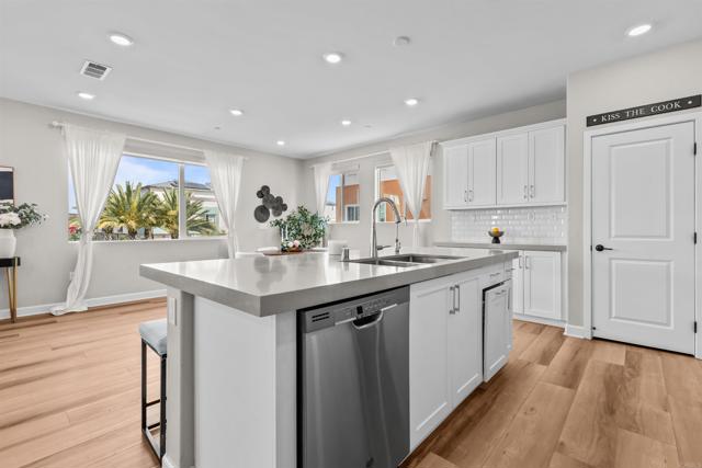 Detail Gallery Image 17 of 72 For 1856 Focus Dr, Chula Vista,  CA 91915 - 4 Beds | 3/1 Baths