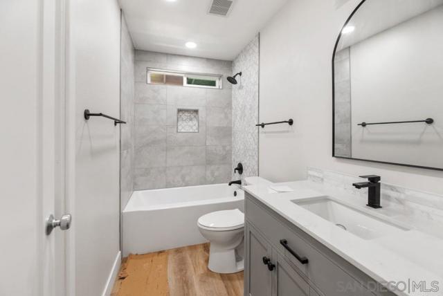 13765 Celestial Rd, Poway CA: https://media.crmls.org/mediaz/c1a2fd18-0bd2-4a35-bb77-90ccafbeb764.jpg